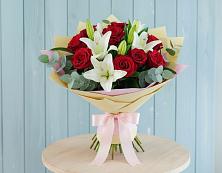Букет цветов из:  Лилии и Розы в Сельниково