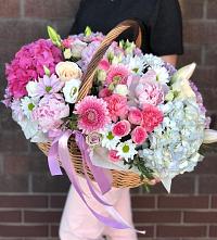 Композиция солнечный день в Сельниково Цветочная композиция из Розы, Хризантемы, Пионы и Лизиантусы в корзине в Сельниково