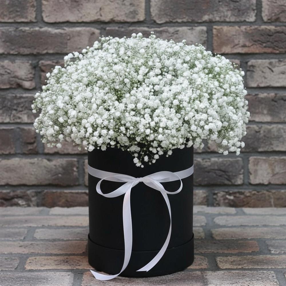 Цветочная композиция из Гипсофила в шляпной коробке в Сельниково