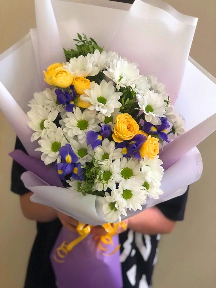 Букет цветов из: Ирисы, Хризантемы и Розы в Сельниково