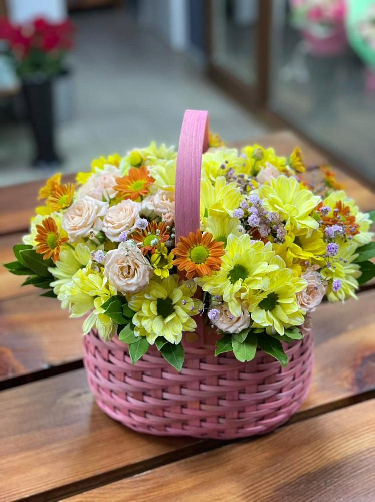 Цветочная композиция из Хризантемы и Розы в корзине в Сельниково