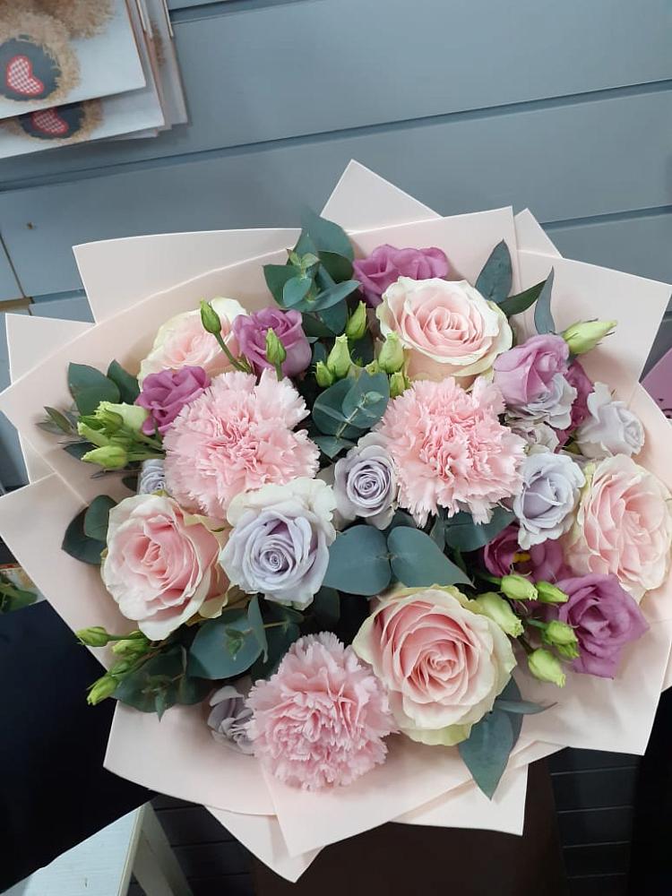 Букет цветов из: Розы, Гвоздики и Лизиантусы в Сельниково